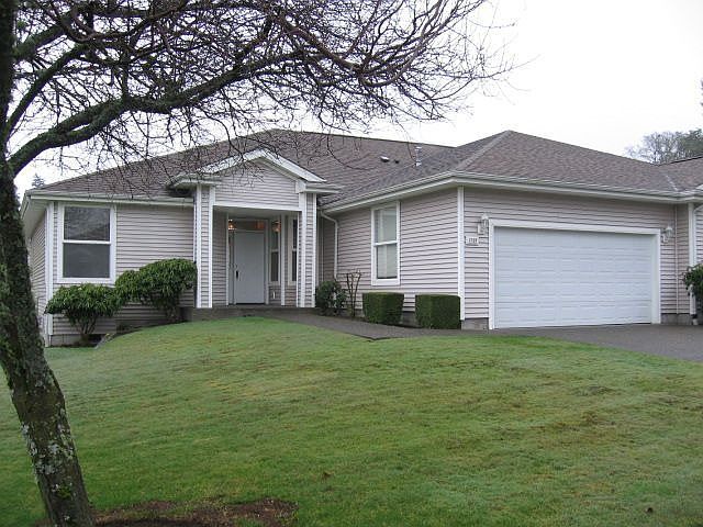 Beautiful Landscaped Yard maintained by the HOA