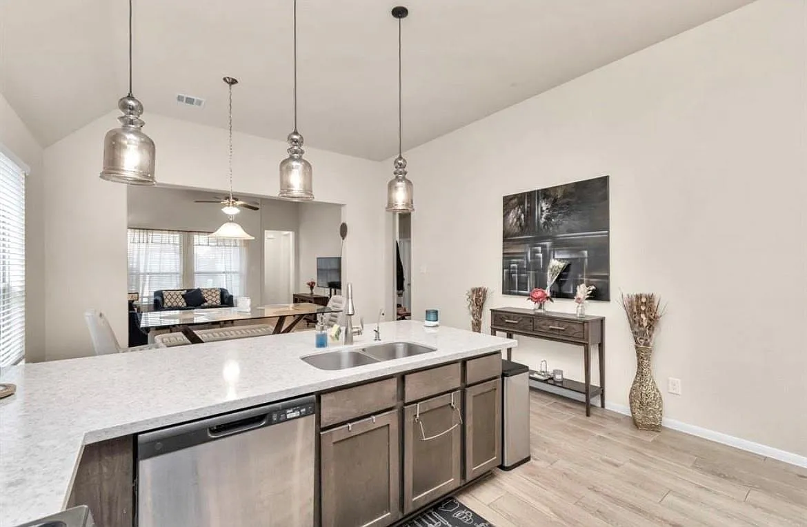 3 bed, 4.0 bath, 1698 sqft, $2,650 — Photo 3