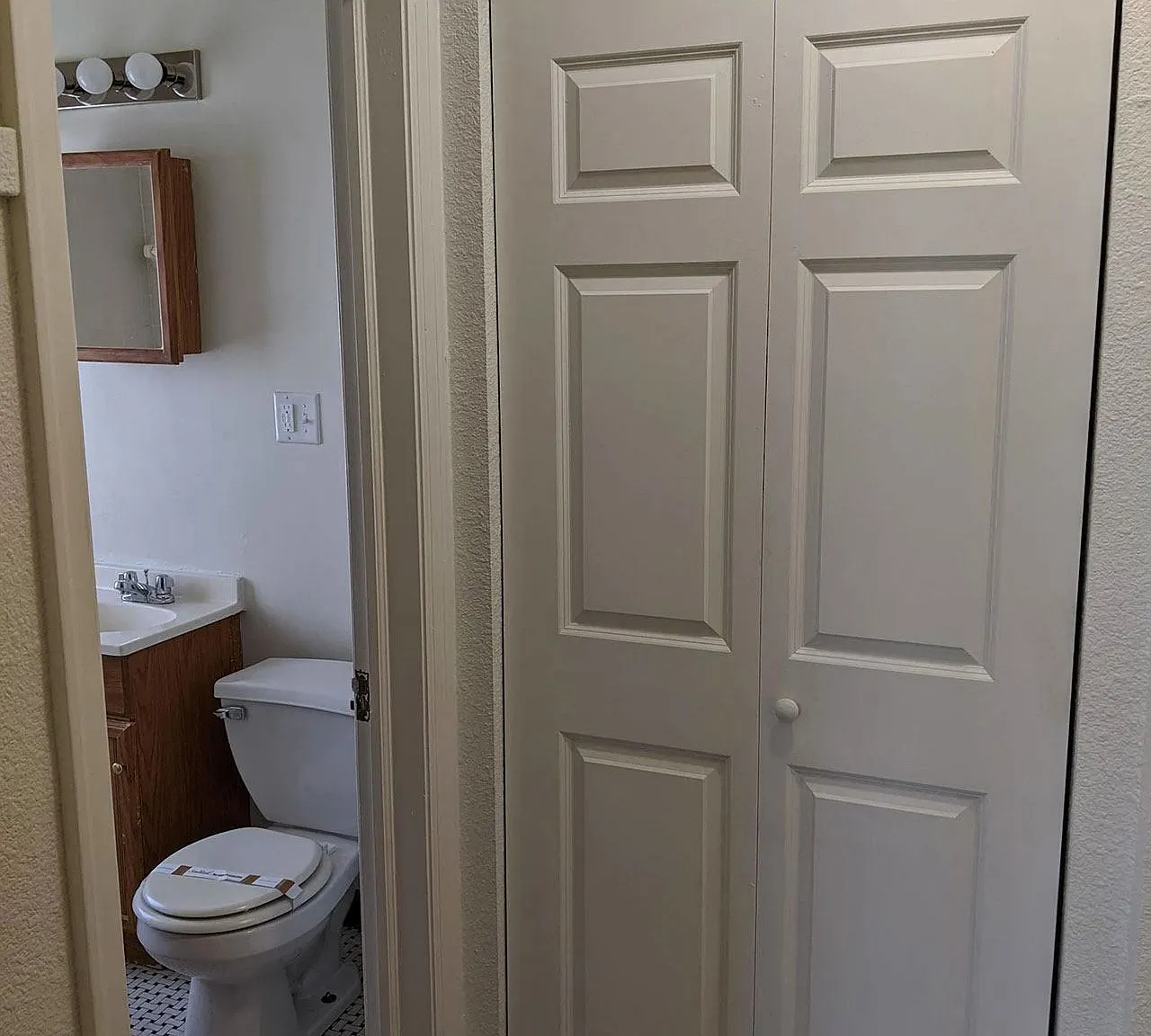 Town & Country Apts — Photo 4