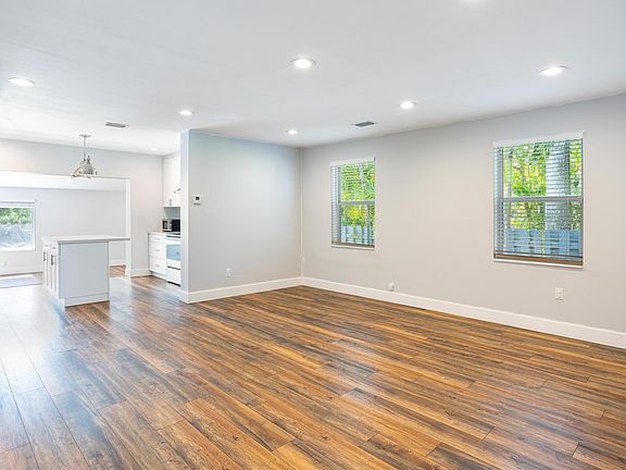 4th image of 332 Minola Dr