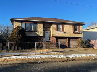 399 N Virginia Ave, Massapequa, NY 11758