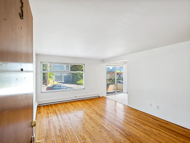 570 Ward St — Photo 9