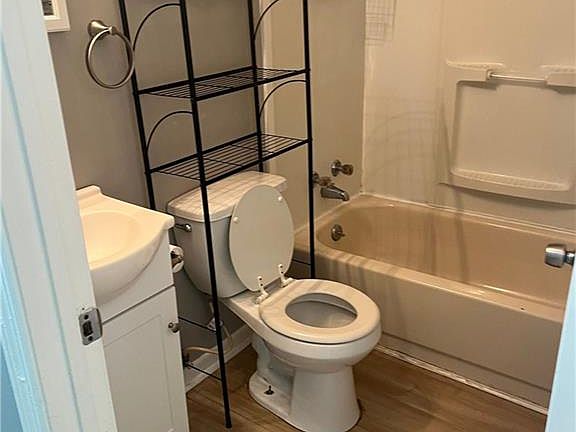 3rd image of 1 E 11th St SW