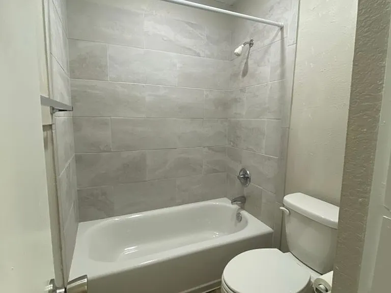 La Mesa Apartments — Photo 7