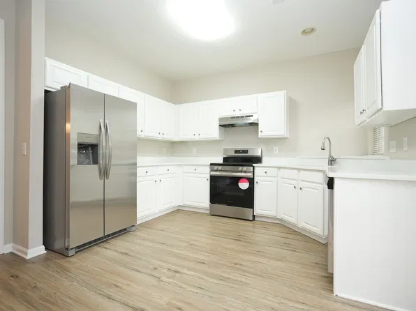 8065 Stoneham Ct, Matthews, NC 28105