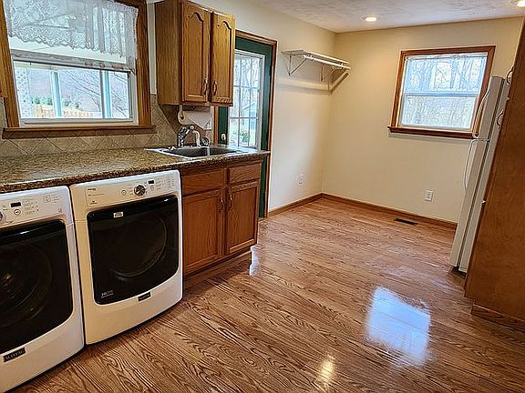 laundry w/door to back porc
