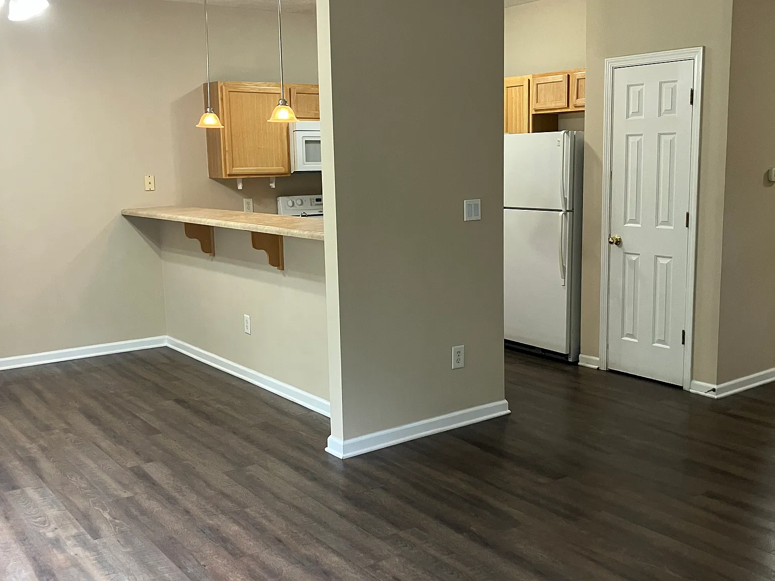 3 bed, 2.5 bath, 1645 sqft, $2,100 — Photo 3