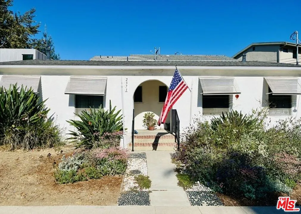 1 bed, 1.0 bath, 700 sqft, $2,500 — Photo 1