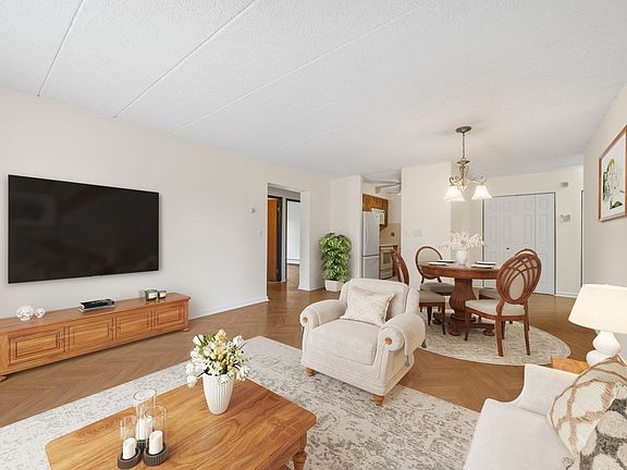 4th image of 180 Green St APT 406