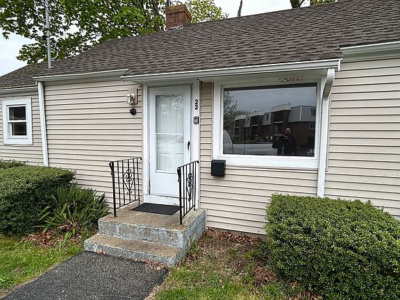 3rd image of 22 Oak Neck Rd