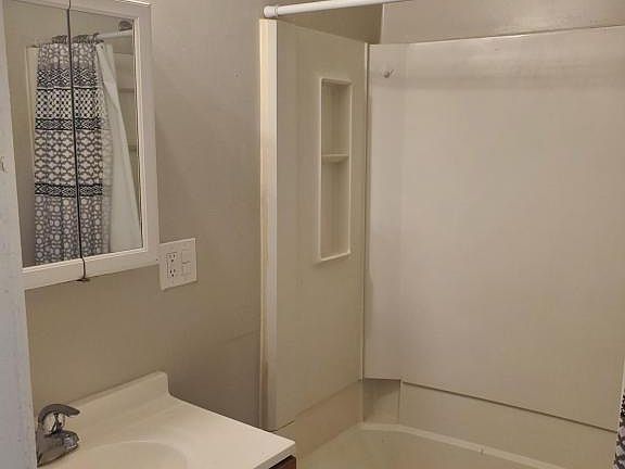5th image of 399 Miller St