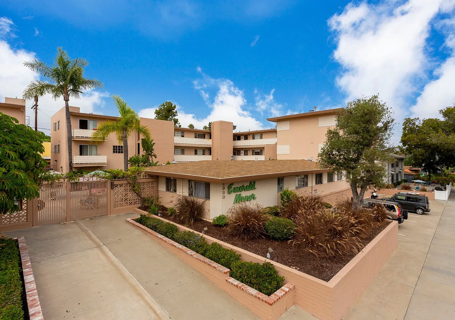 Emerald Manor Apartments — Photo 2