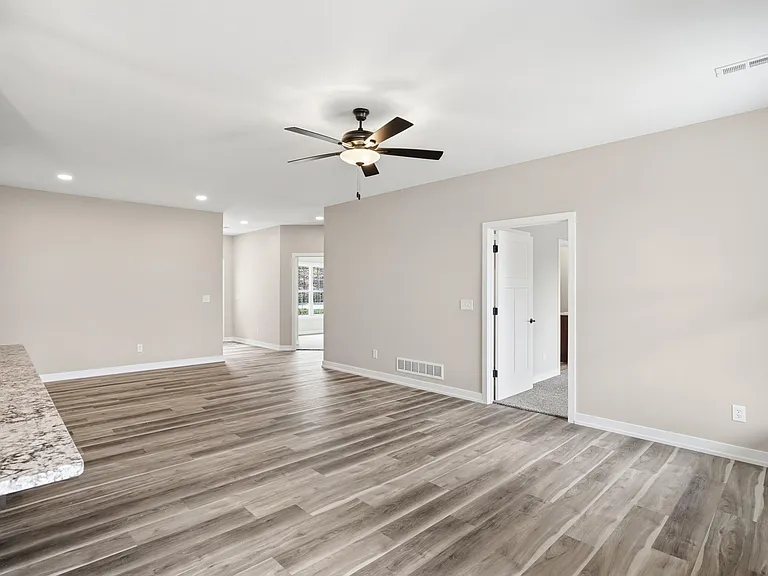 1044 Stonehaven Dr — Photo 7