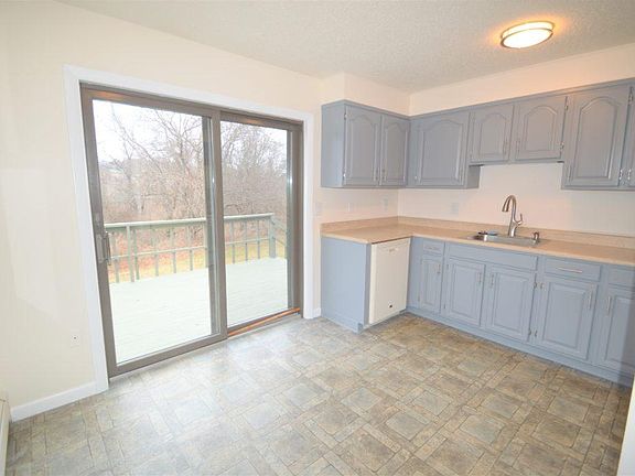 Private deck offers plenty of natural sunlight. Eat in kitchen.