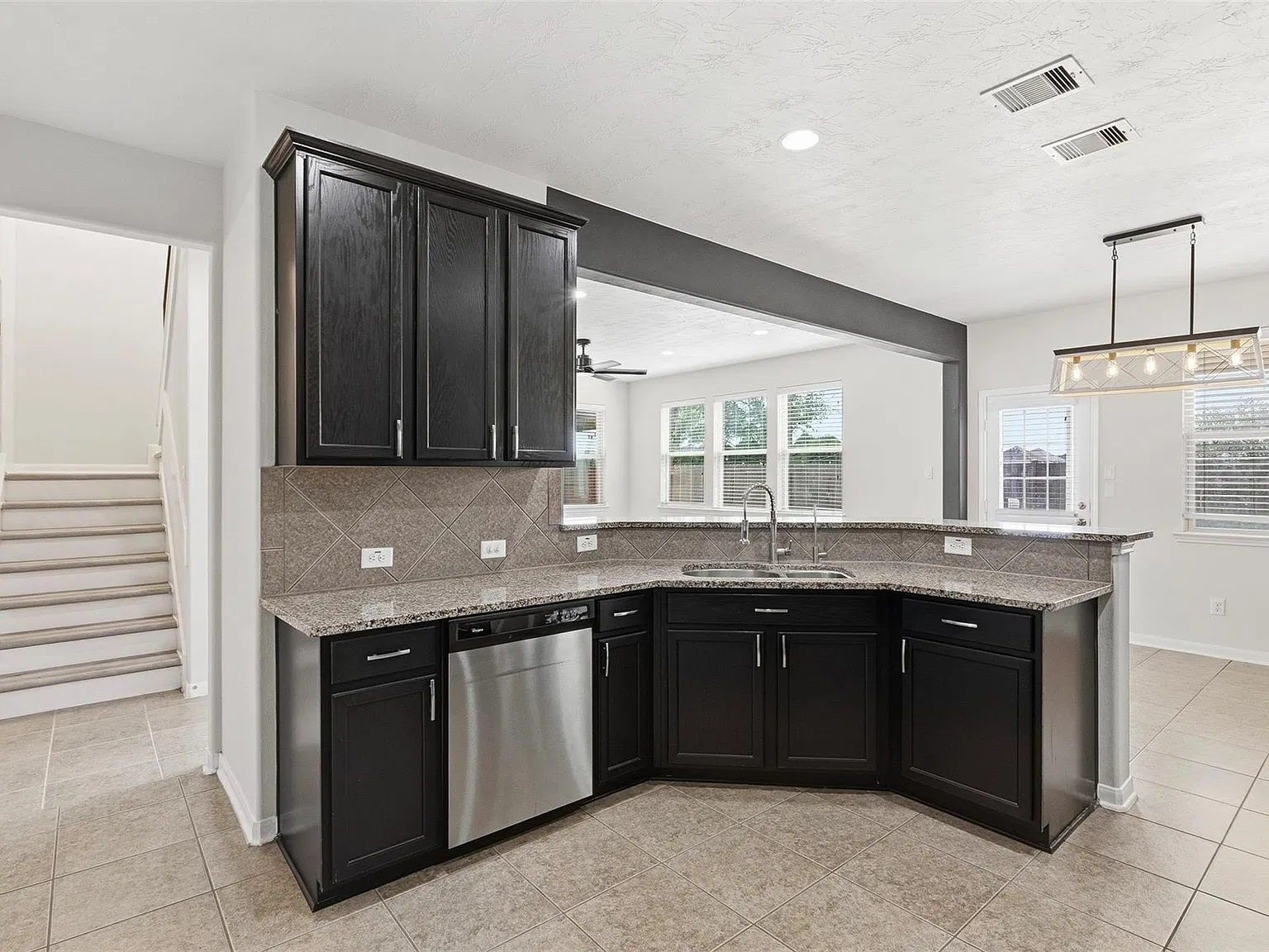 3 bed, 2.5 bath, 2160 sqft, $2,300 — Photo 3