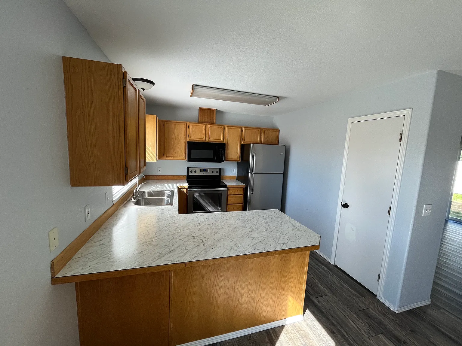 2 bed, 1.5 bath, 1122 sqft, $1,675 — Photo 3