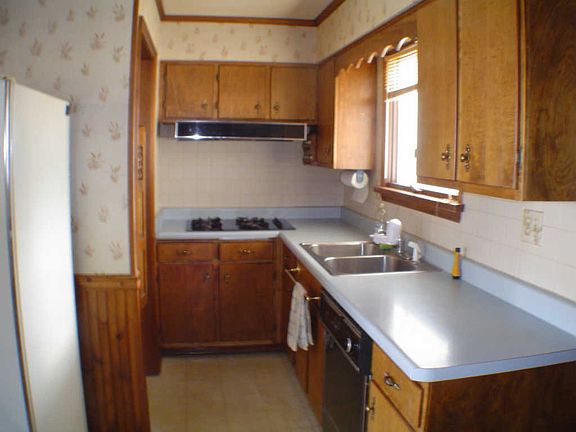 3rd image of 806 Sheila Dr