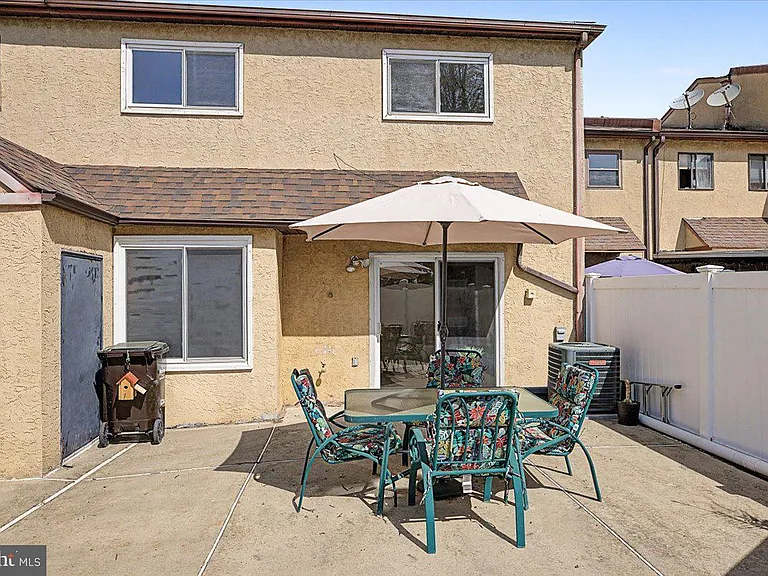 2282 Suzann Dr — Photo 31