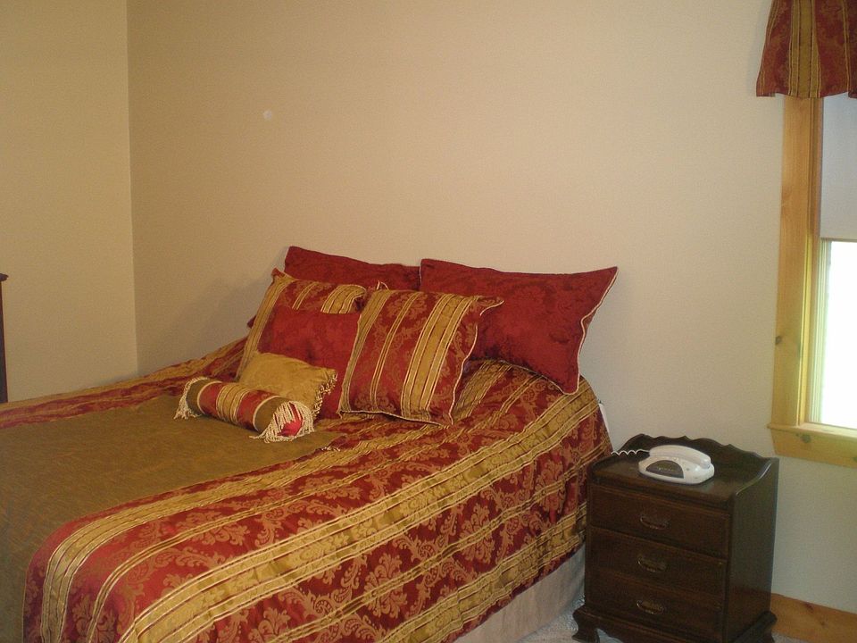 Large Master Bed w/9ft Ceilings