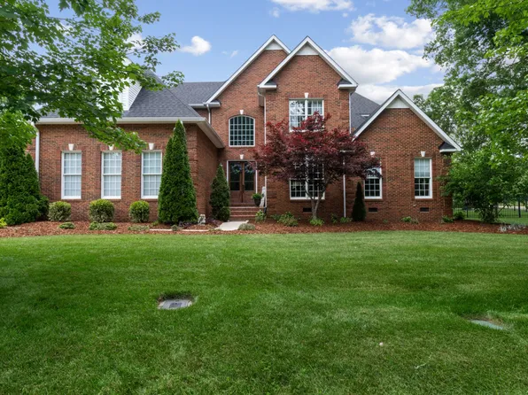 215 Albemarle Dr, Tullahoma, TN 37388