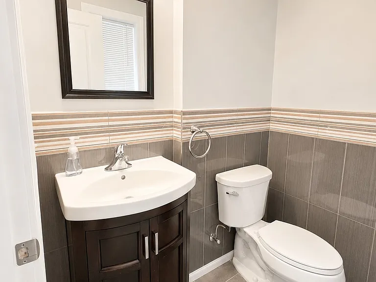 1156 Inwood Ter #B — Photo 13