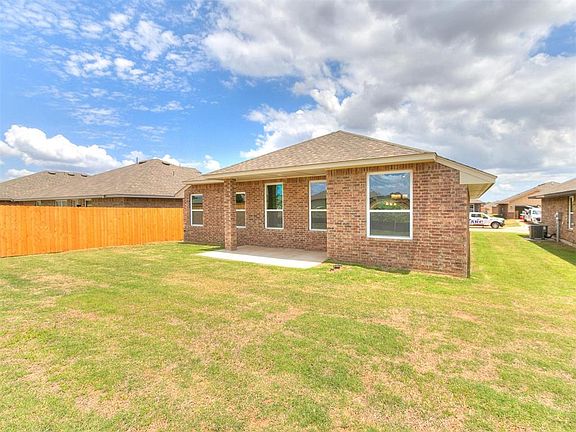 3rd image of 1009 Acacia Creek Dr