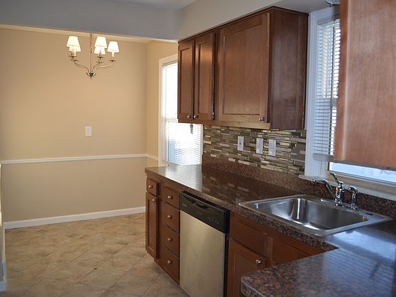 4th image of 25390 Chatworth Dr