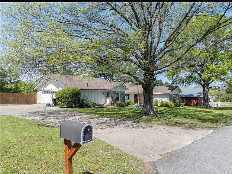 5708 Kenland Rd — Photo 2
