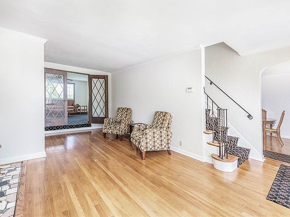 5th image of 615 Crysler St