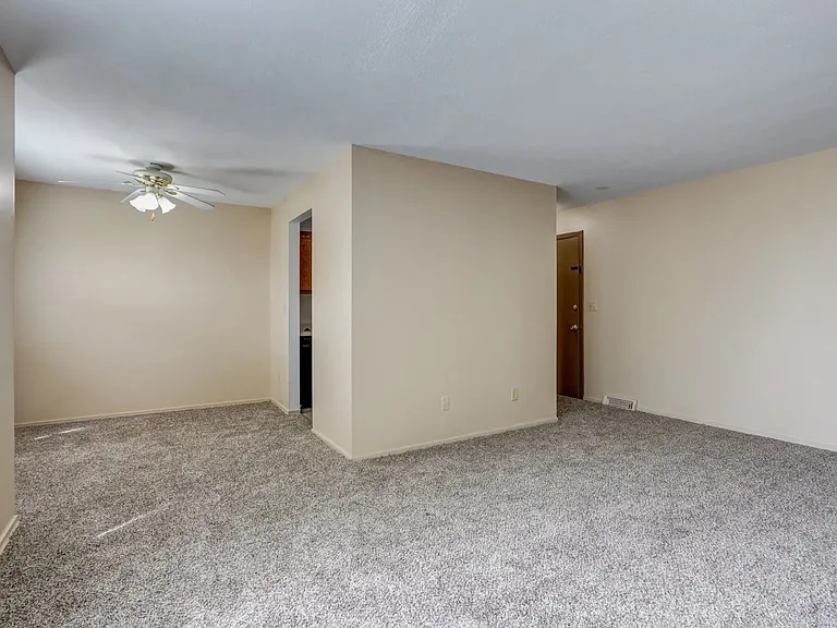 Ellacott Parkway Apartments — Photo 45