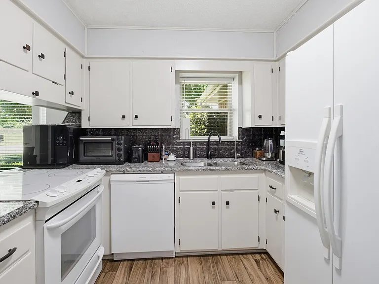 5526 Russell Dr — Photo 15