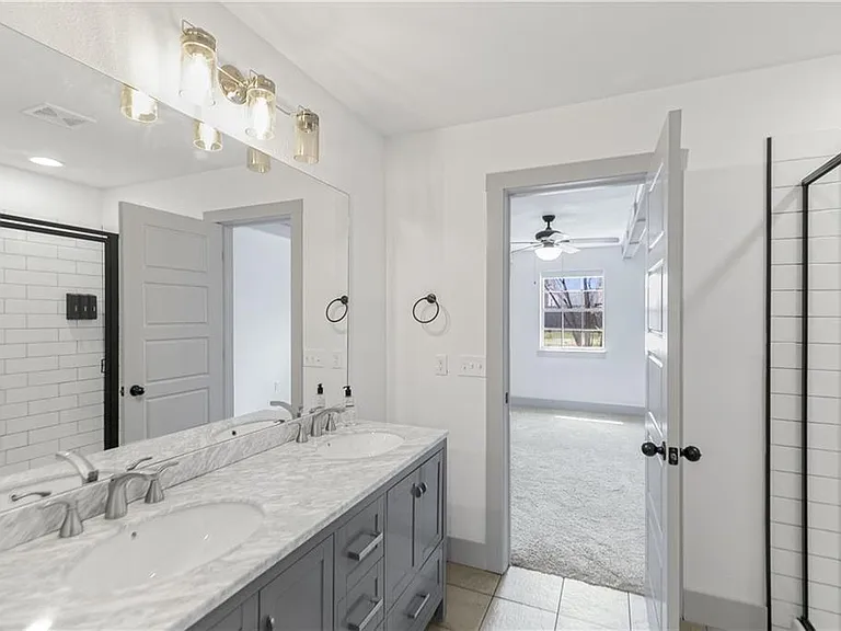 718 W Maple St — Photo 34