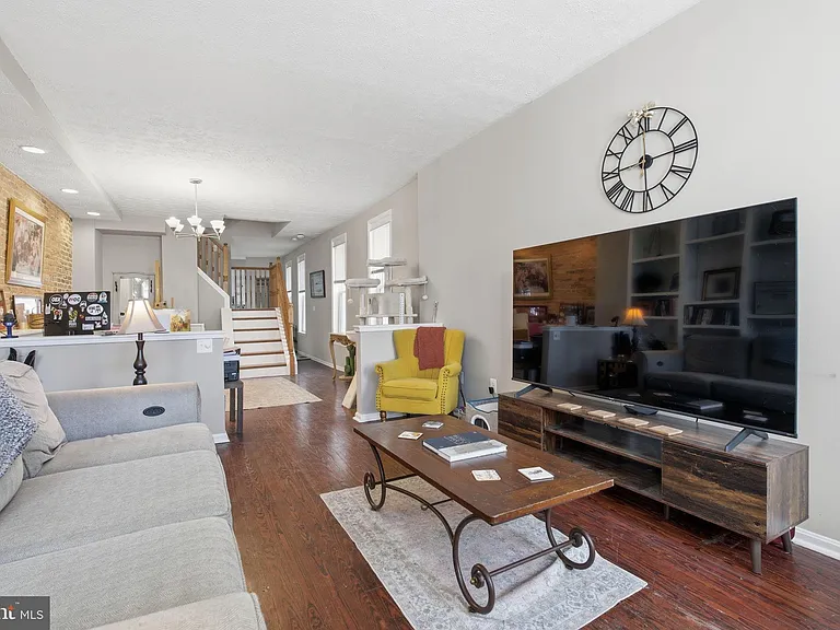 116 W Clement St — Photo 6