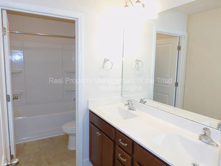1427 Sawyer Ave — Photo 12