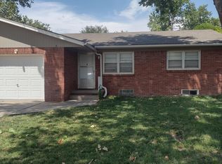 1002 E 23rd Ave UNIT B, Hutchinson, KS 67502