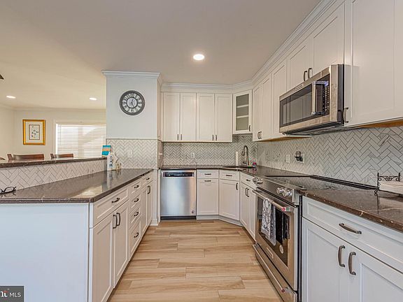 3rd image of 20 Ivanhoe Ct
