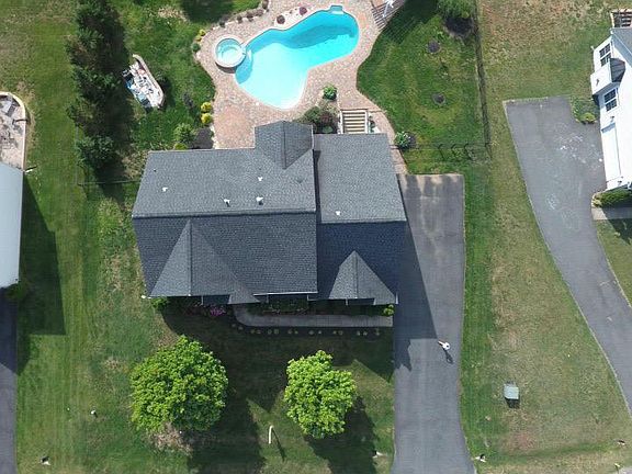 3rd image of 19 Hemming Dr