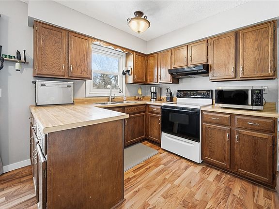 4th image of 3232 Lotus Street