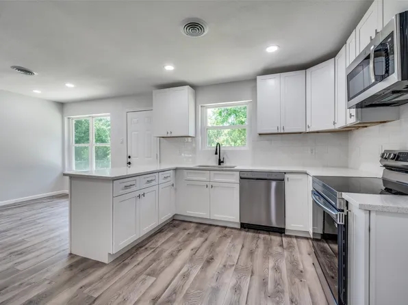 2422 Morgan St, Irving, TX 75062