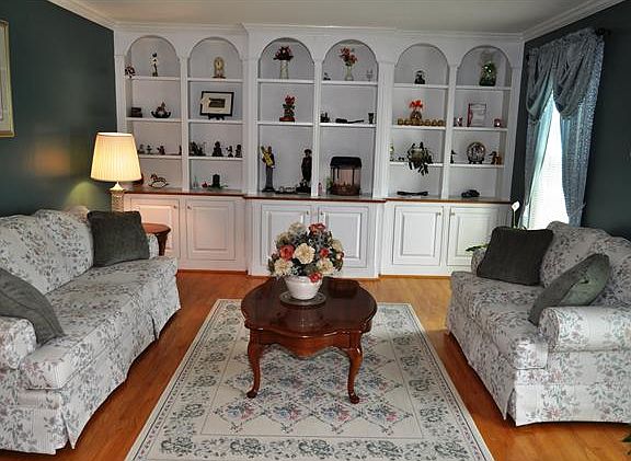 LR w/Built In Cabinetry