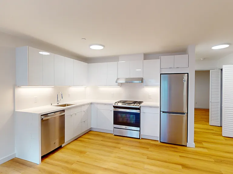 2425 Buchanan St — Photo 1