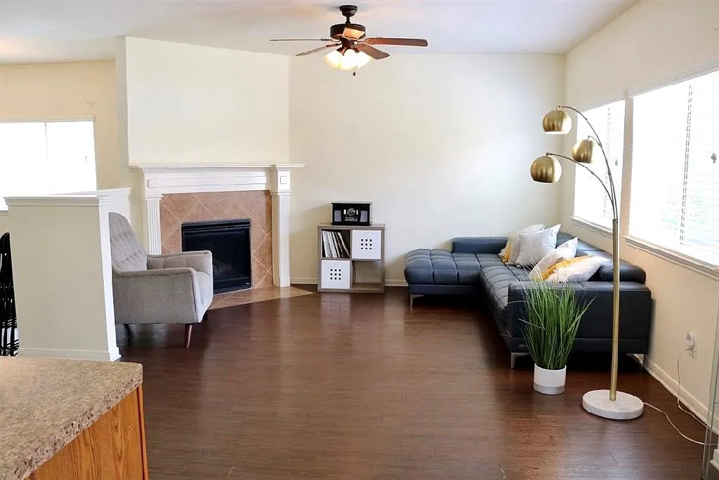 4 bed, 2.5 bath, 2164 sqft, $2,200 — Photo 3