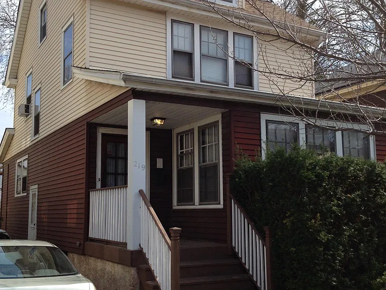 219 Howard St — Photo 1