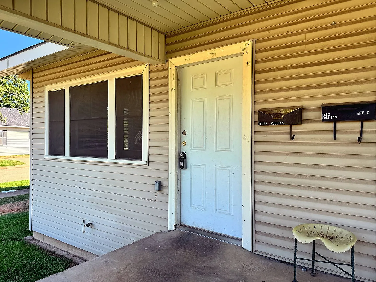 1652 Collins Ave — Photo 2