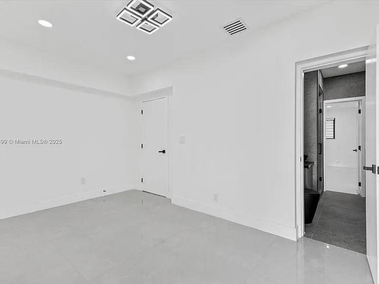 19511 NE 18th Pl — Photo 24