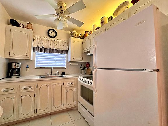 4th image of 441 Windsor S