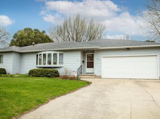 303 Crestwood Ave, Waverly, IA 50677