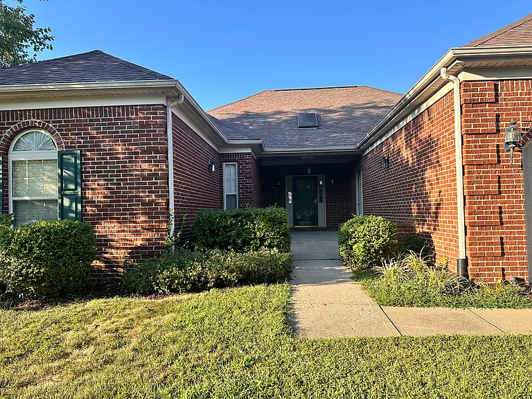 625 Vincent Way — Photo 2