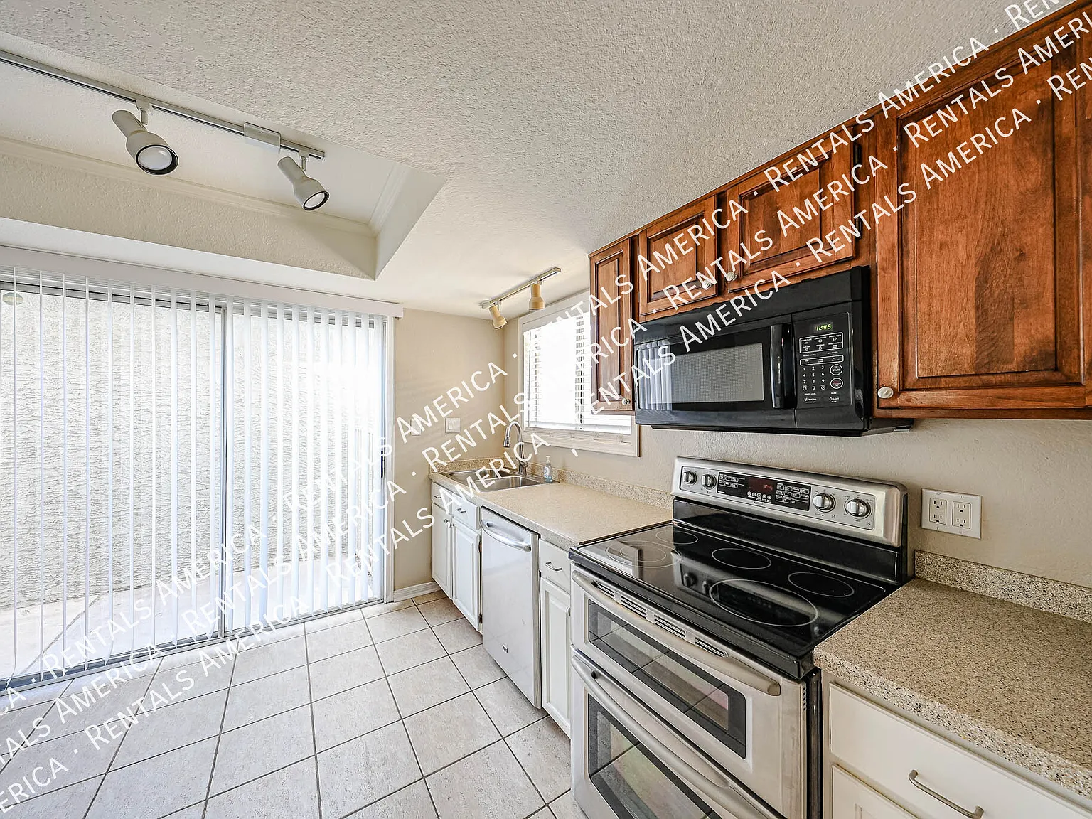 Beautiful 3-Bedroom Townhome with Private Backyard & Community Pool! — Photo 3