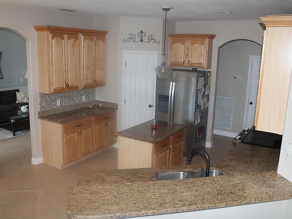5th image of 282 Tunbridge Dr